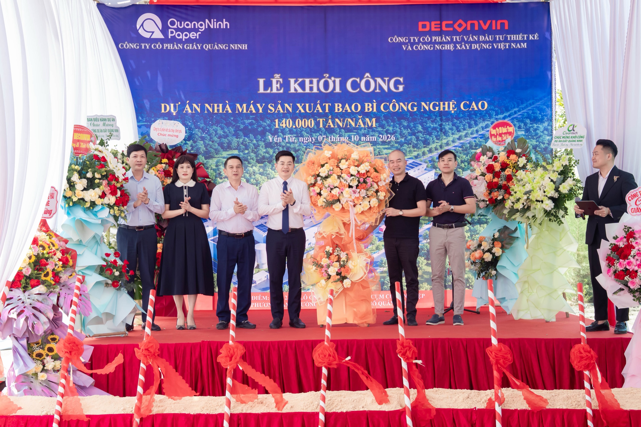Các đại biểu trao hoa chúc mừng tại lễ khởi công