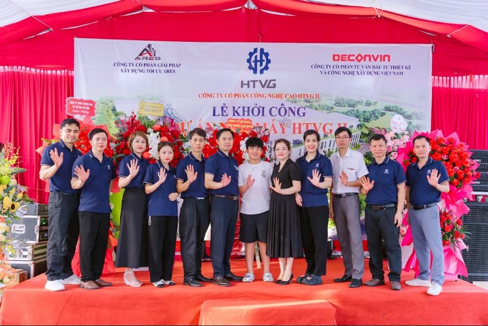 Đại diện chủ đầu tư và các đơn vị tham gia tại lễ khởi công Nhà máy HTVG II