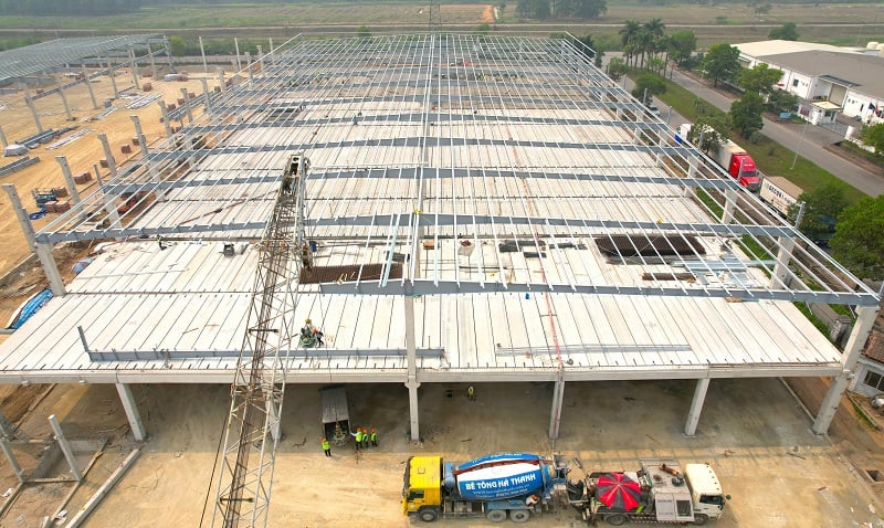Thi công lắp dựng kết cấu mái nhà xưởng Nhà máy Khóa Huy Hoàng
