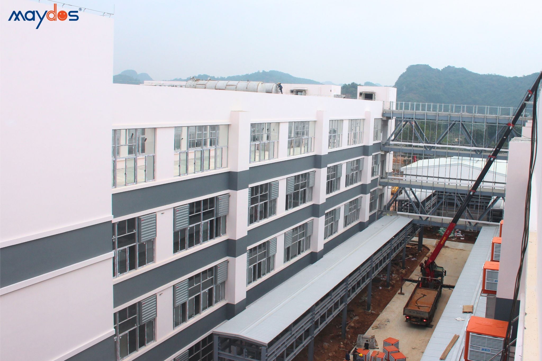 Hệ cầu nối kết cấu thép giữa các khối nhà xưởng SAB Industrial