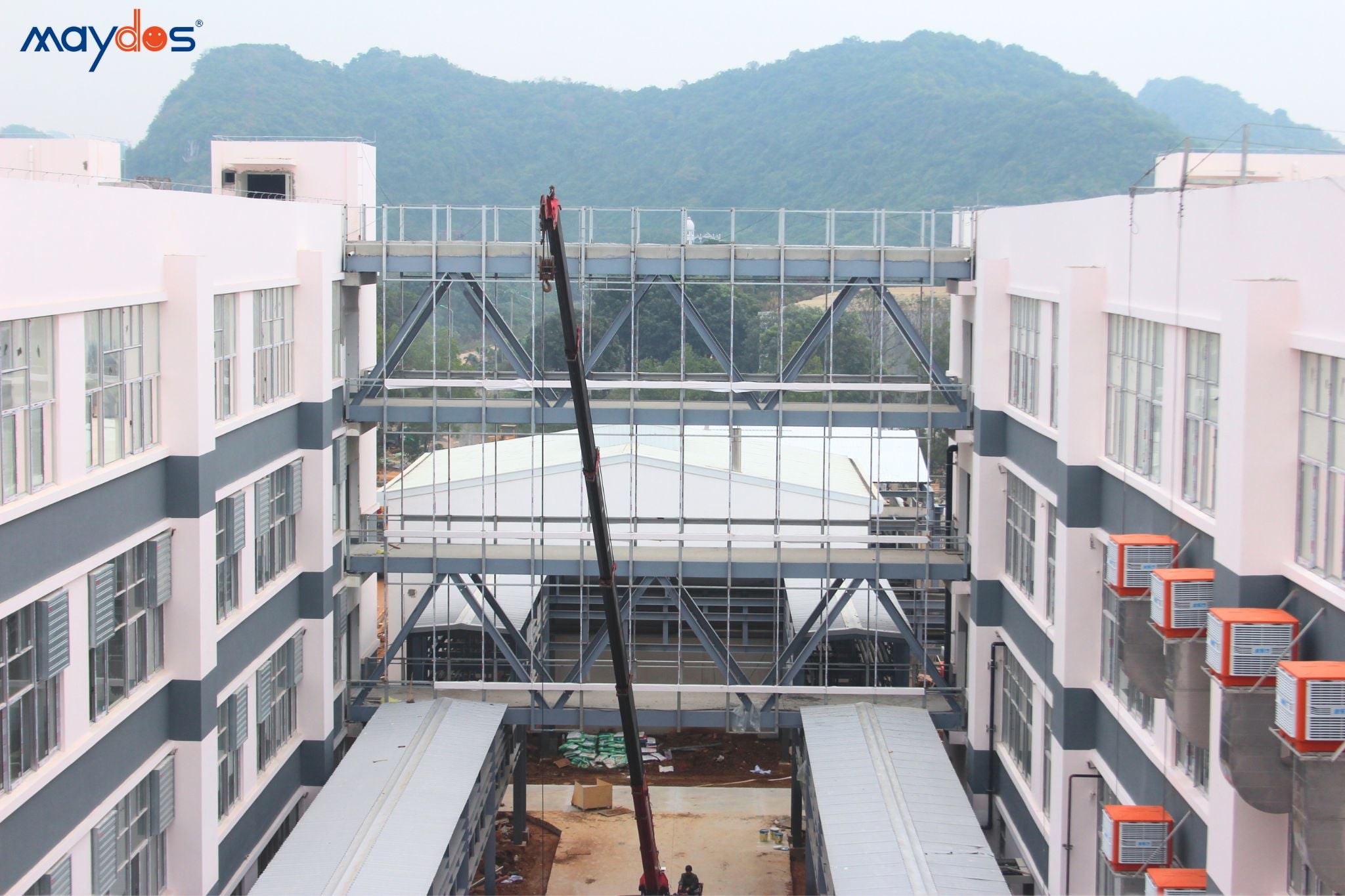 Lắp dựng kết cấu thép khu vực liên kết giữa các khối nhà SAB Industrial